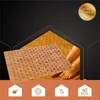 A bamboo bath mat is shown with a person's feet on it, set against a dark background with geometric accents. There are also icons at the bottom representing features. Anteprima dell’immagine prodotto