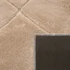 A close-up view of a beige rug with a diamond pattern, showing the texture of the material and the backing. Anteprima dell’immagine prodotto