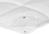 A close-up view of a white duvet with visible stitching and snap fasteners. Produktbild-Vorschau
