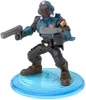 A Fortnite action figure with two guns, standing on a blue base. Náhled obrázku produktu