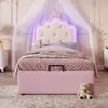 A child's bedroom with a pink princess-themed bed. Produktbild-Vorschau
