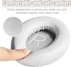 A close-up of a white headphone earcup cushion being pressed by a finger, with text overlays describing its comfort and material. Anteprima dell’immagine prodotto