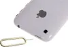 A close-up shot of the back of a white iPhone with a SIM card ejector tool in the foreground. Anteprima dell’immagine prodotto