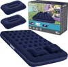 A collage showing an inflatable mattress, two pillows, and its packaging. The packaging depicts a couple camping with the mattress. Anteprima dell’immagine prodotto