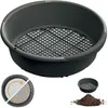 A black garden sieve with a grid pattern inside, shown from a slightly elevated angle. There are also smaller inset images showing the sieve in use with soil and a diagram of its rotating mechanism. Anteprima dell’immagine prodotto