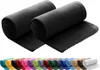 Two rolled-up black fleece blankets are shown in the foreground, with a row of differently colored rolled-up blankets in the background. Produktbild-Vorschau