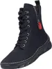 Auf dem Bild ist ein schwarzer Stiefel zu sehen der aus einer glatten Lederoberfläche gefertigt ist. Der Stiefel wird von der Innenseite betrachtet und zeigt eine hohe Form mit einem breiten Absatz. Produktbild-Vorschau