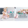 A collage showing a baby playing with a toy storage bin on the left and the toy storage bin filled with stuffed animals on the right. Anteprima dell’immagine prodotto