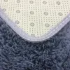 Close-up view of the underside and edge of a shaggy rug. Náhled obrázku produktu