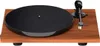 A turntable with a wooden base and a black platter and tonearm. Anteprima dell’immagine prodotto