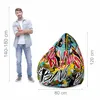 A man stands next to a bean bag chair with graffiti-style print, with dimensions indicated. Voir les images du produit