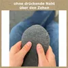 Hands holding a grey sock to demonstrate its seamless toe. Produktbild-Vorschau