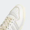 Close-up view of the toe and laces of a white sneaker. Produktbild-Vorschau