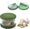 A collage of images showing a garlic dicer and whole garlic bulbs. Produktbild-Vorschau