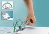 A hand is shown pressing down on the lever of a binder to open it, with instructional diagrams in the upper left corner. Podgląd zdjęcia produktu