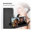 A woman is on the phone while a phone case is displayed in the foreground, showing its stand function with a couple on the screen. Produktbild-Vorschau