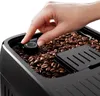 A hand is shown adjusting a dial on a coffee grinder filled with coffee beans. Produktbild-Vorschau