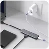 A USB hub splitter is connected to a laptop and an external hard drive, with a charging cable plugged into a wall adapter. Produktbild-Vorschau