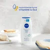 A Nivea shower gel bottle is displayed on a bathroom counter with bath accessories. Produktbild-Vorschau