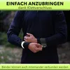 A person wearing a dark long-sleeved shirt is shown adjusting reflective bands on their wrists. Anteprima dell’immagine prodotto