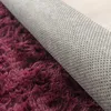 A close-up view of the underside and pile of a shaggy rug. Voir les images du produit