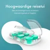 A clear plastic pill organizer with green compartments, filled with round pills, is shown open against a teal and white background. Text is overlaid on the teal portion. Voir les images du produit