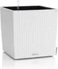 A white cube-shaped planter with a woven texture and a water level indicator. Náhled obrázku produktu