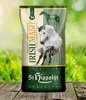 A bag of St. Hippolyt Irish Mash horse feed is shown in a natural outdoor setting with grass and sunlight. Produktbild-Vorschau
