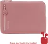 A pink sleeve for a laptop or tablet, with a zippered pocket on the front. A small graphic of earbuds in a charging case is in the bottom right corner, with text below it. Voir les images du produit