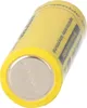 A close-up, angled view of a yellow battery with silver contacts. Voir les images du produit