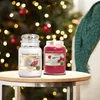 Yankee Candle Cherries on Snow - Große Duftkerze im Glas - Produktbild-Vorschau 3