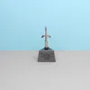 Zelda Master Sword als Miniatur im steinernen Sockel mit Hylia-Wappen, freigestellt vor hellblauem Hintergrund Náhľad obrázku produktu
