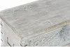 A close-up view of the top and side of a wooden chest. Voir les images du produit
