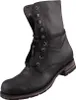 Auf dem Bild ist ein schwarzer Stiefel zu sehen der von der Seite betrachtet wird. Der Stiefel hat ein schlichtes Design und eine robuste Sohle.