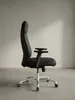 Rückansicht des eleganten Schreibtischstuhls aus Echtleder, die die klare Linienführung und die solide Mechanik unter dem Sitz präsentiert._#sku_BARSPM1.800# Produktbild-Vorschau