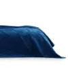A close-up side view of a quilted bedspread draped over a bed. Produktbild-Vorschau