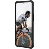 A person riding a bicycle is displayed on the screen of a phone case. Produktbild-Vorschau