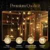 A decorative string of lights hanging from a wooden overhang, with icons and text describing features below. Anteprima dell’immagine prodotto