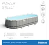 A Bestway Power Steel frame pool filled with water, shown from a slightly elevated side angle. Below the pool are diagrams showing its dimensions and capacity. To the right are icons indicating capacity, assembly time, and user count. The background is whi Anteprima dell’immagine prodotto