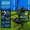 A green sand filter system with a black pump is set up on a grassy lawn in front of a blue swimming pool. Voir les images du produit