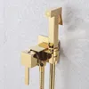 A close-up shot of a gold bidet sprayer set mounted on a textured gray wall. Produktbild-Vorschau