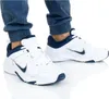 A person wearing Nike shoes and blue pants. Voir les images du produit