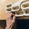 Hand greift einen Griff des VerticalBoard FIRST von YY Vertical; mit verschiedenen Griffgrößen (9mm; 22mm) sichtbar. Náhľad obrázku produktu