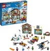 A LEGO City Ski Resort playset is shown, with the product box in the upper left and the assembled toy set spread out below. Anteprima dell’immagine prodotto