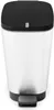 A white pedal bin with a black lid and a black pedal. Voir les images du produit