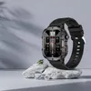 Schwarze Smartwatch mit quadratischem Gehäuse und strukturiertem Silikonarmband, auf grauen Steinen mit kleinen Glaskugeln präsentiert Náhled obrázku produktu