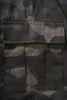 A close-up view of a camouflage cargo pocket on a pair of pants. Anteprima dell’immagine prodotto