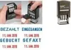 A collage showing a date stamp being used and examples of its imprints. Anteprima dell’immagine prodotto