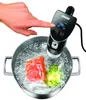 Eine Hand regelt die Temperatur eines Unold Sous Vide Stick Time, der an einem Topf befestigt ist, i Produktbild-Vorschau