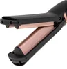 A close-up shot of a hair styling tool, specifically a crimper or waver, with black and rose gold plates. Produktbild-Vorschau